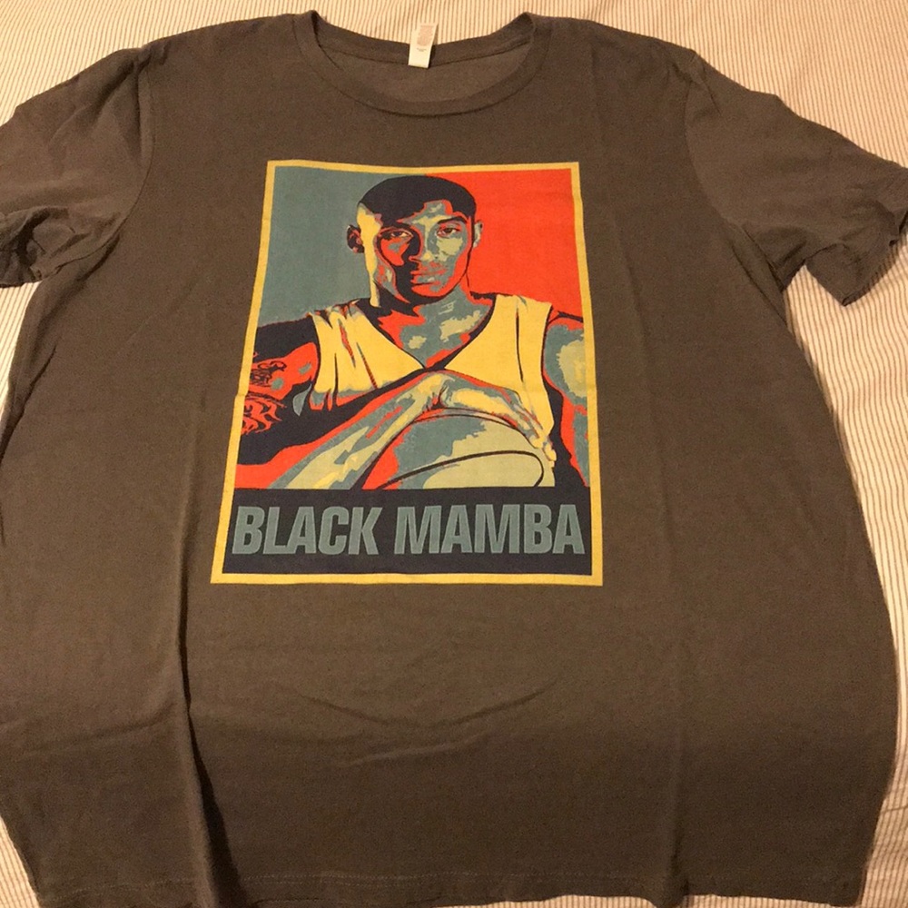 Men’s Kobe Bryant graphic tee. Dark gray. Size L